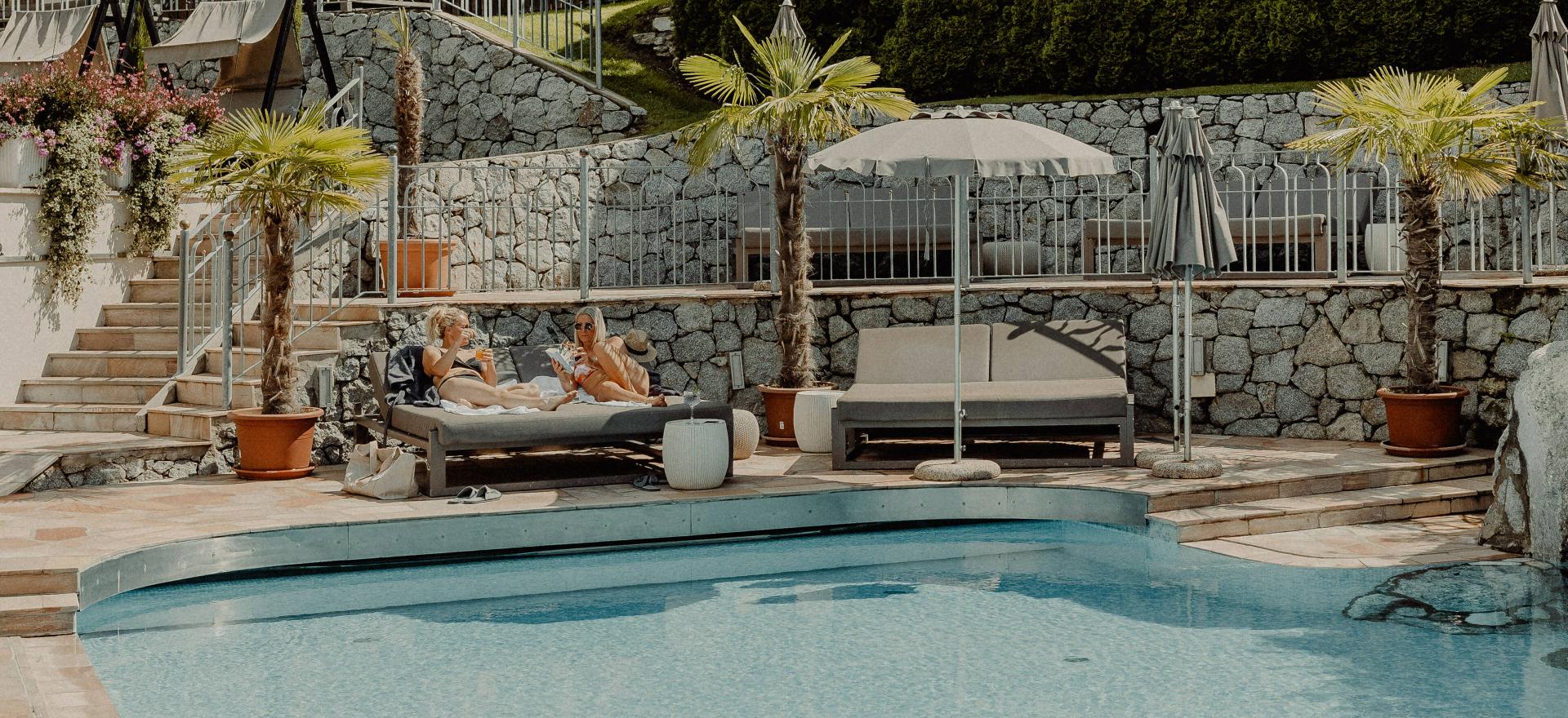 Dein Hotel im Vinschgau mit einzigartigen Pools Dein Hotel im Vinschgau mit einzigartigen Pools