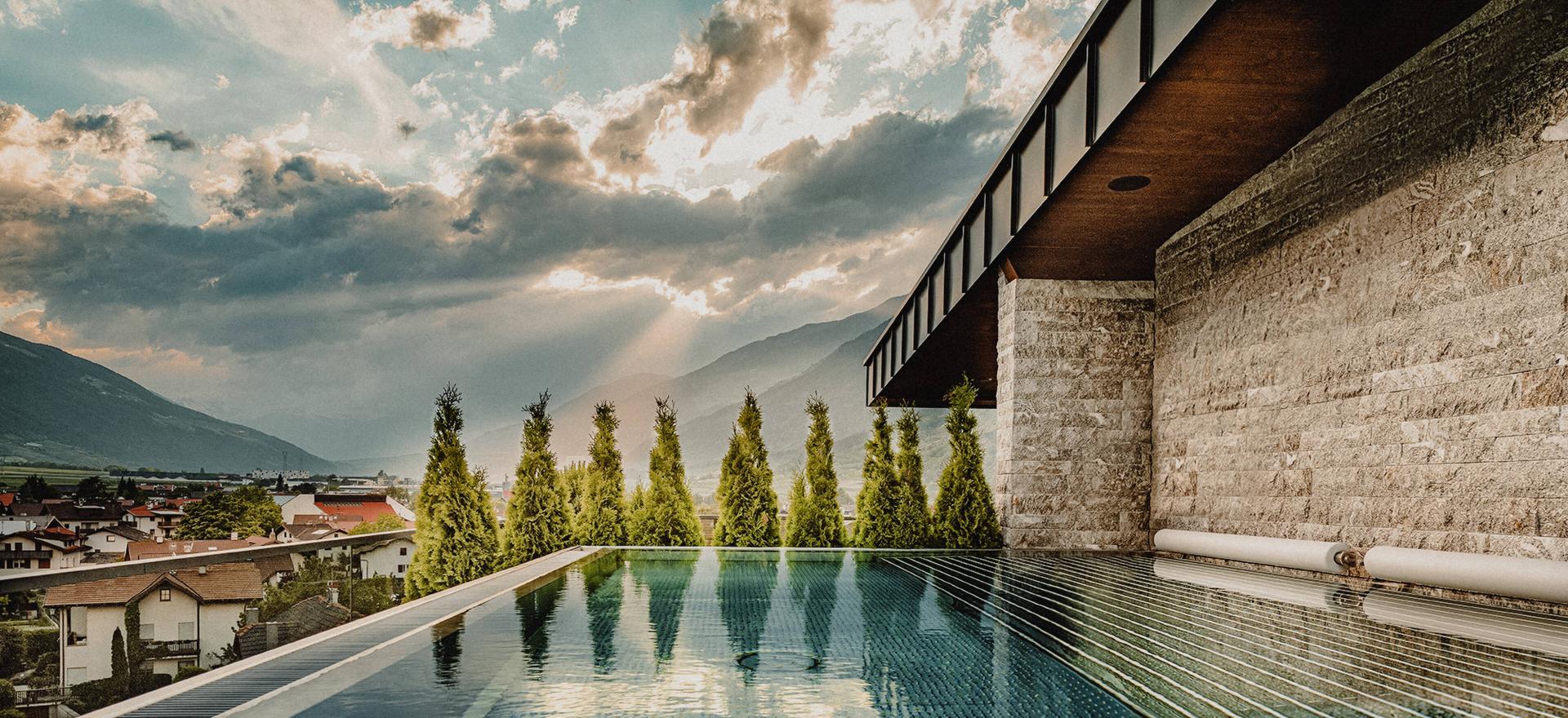 Dein Hotel im Vinschgau mit einzigartigen Pools Dein Hotel im Vinschgau mit einzigartigen Pools