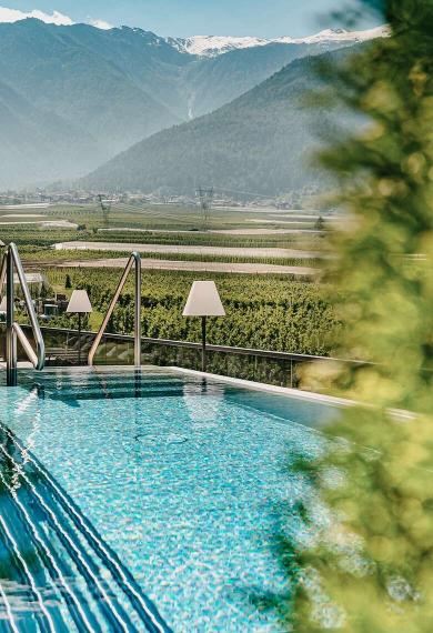 Dein Hotel im Vinschgau mit einzigartigen Pools Dein Hotel im Vinschgau mit einzigartigen Pools
