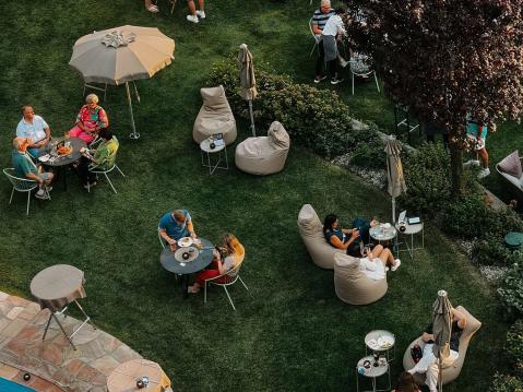 Die wohl insPIRIerendsten Gastgeber im Alpenraum! Lounge-Area im Garten