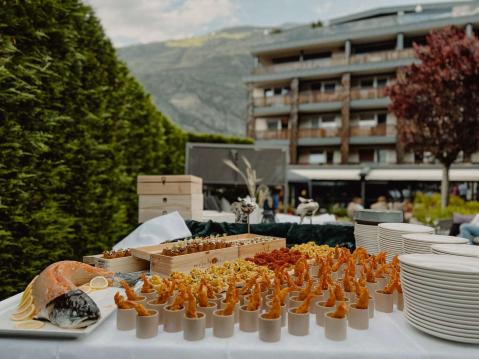 Die wohl insPIRIerendsten Gastgeber im Alpenraum! Antipasti-Buffet im Garten