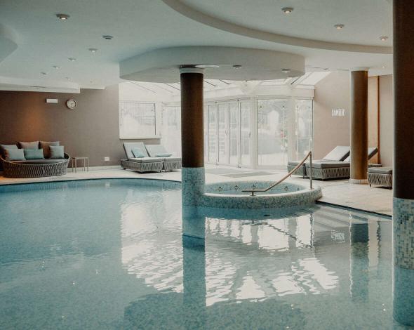 Dein Hotel im Vinschgau mit einzigartigen Pools Dein Hotel im Vinschgau mit einzigartigen Pools