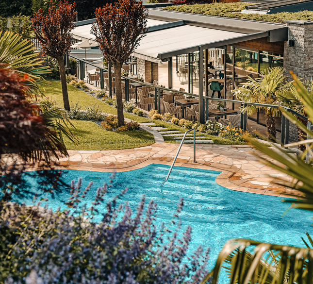 Dein Hotel im Vinschgau mit einzigartigen Pools Dein Hotel im Vinschgau mit einzigartigen Pools